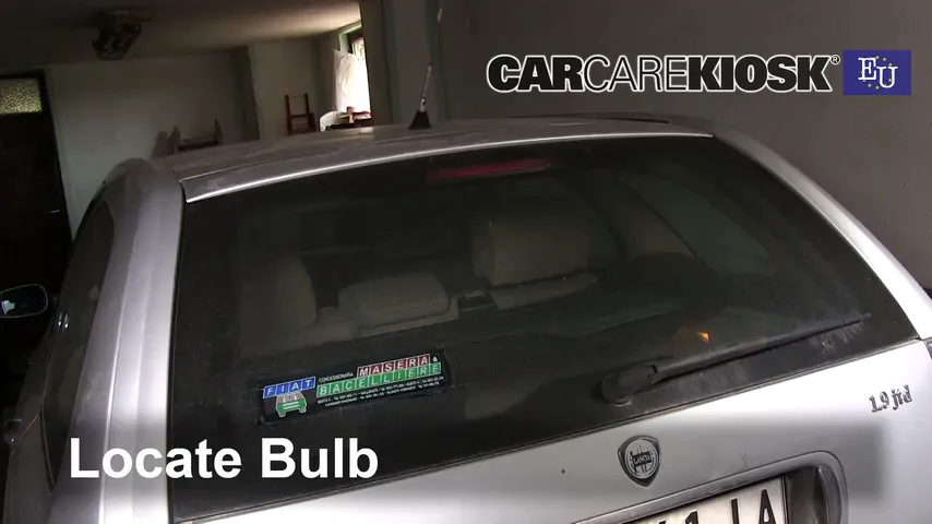 2001 Lancia Lybra JTD Station Wagon 1.9L 4 Cyl. Turbo Diesel Éclairage Feu de freinage central (remplacer l'ampoule)